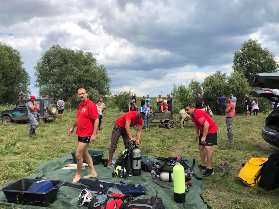 FOTOGALERIE. Ioan Trif, găsit decedat în apele Crasnei. S-a răsturnat cu tractorul