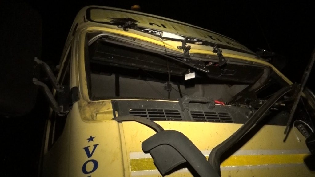 FOTO/VIDEO. TIR implicat într-un accident grav. Șoferul, aruncat prin parbriz