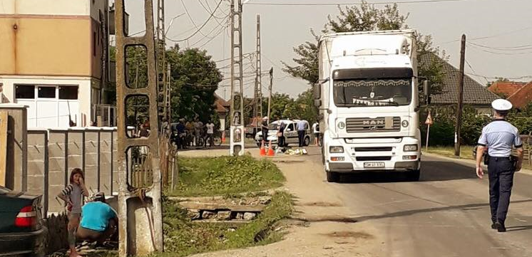 FOTOGALERIE. Biciclist accidentat mortal de un TIR. Nu a avut nicio șansă