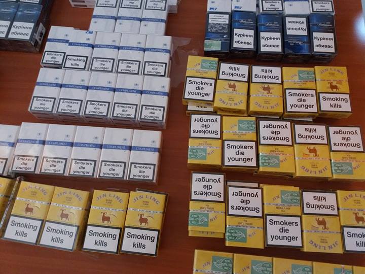 INCREDIBIL! Țigări de contrabandă vândute în ...hala de lactate, în Piața Mică!