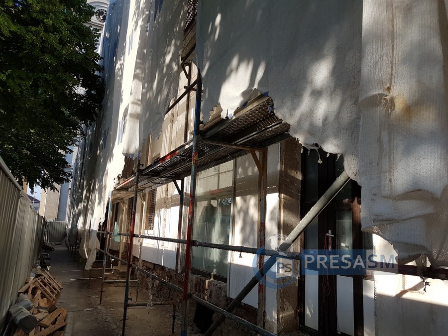 FOTOGALERIE. Incendiu la fațada unei clădiri din centrul Sătmarului