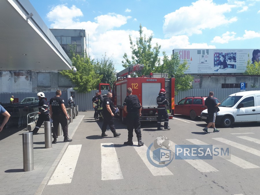 FOTO/VIDEO. Panică la Kaufland, în Satu Mare. Alarmă de incendiu, pompierii intervin