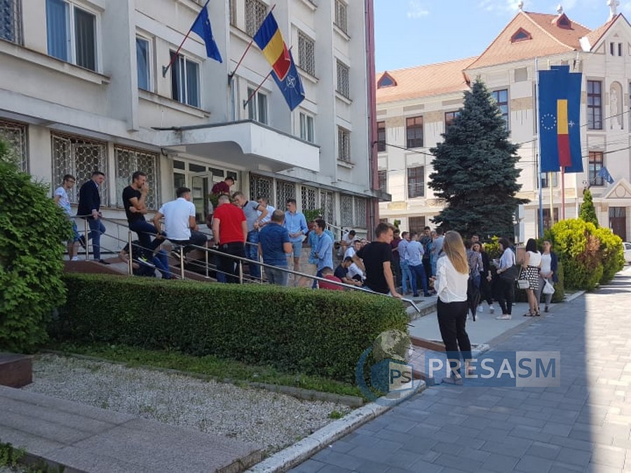 FOTO. Zeci de sătmăreni vor să devină pompieri și jandarmi. Sute de locuri, scoase la concurs