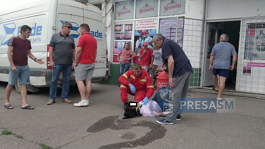 FOTO/VIDEO. Femeie lovită pe trotuar de un microbuz, în municipiul Satu Mare