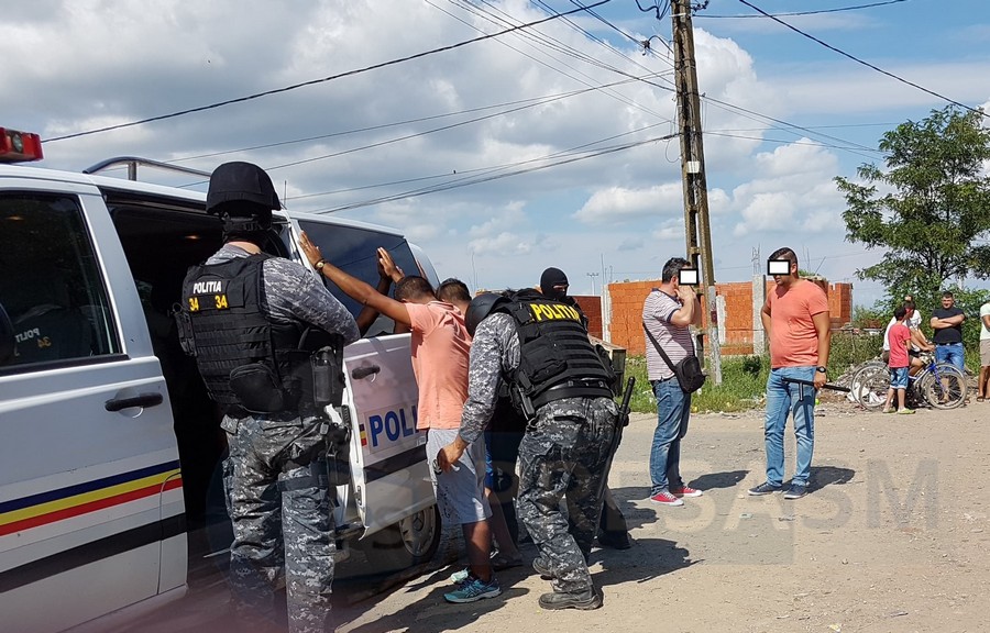 FOTOGALERIE. Zeci de sătmăreni s-au bătut cu furci și topoare! Mascații au intervenit