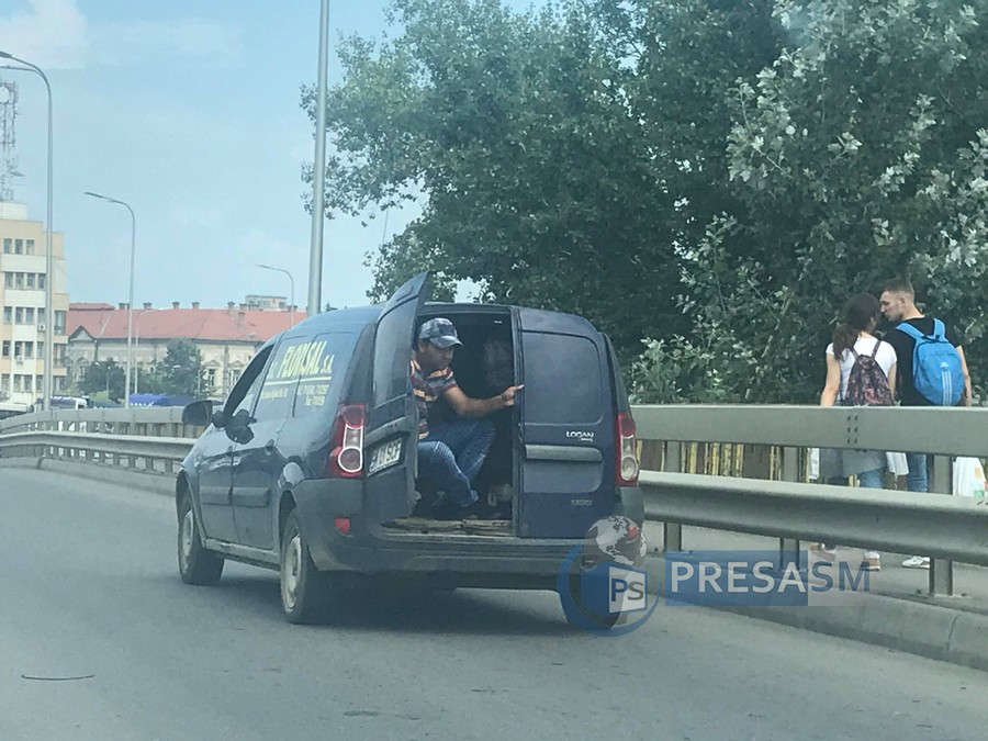 FOTO/VIDEO. Pericol public pe Podul Decebal. Muncitori transportați ca-n India