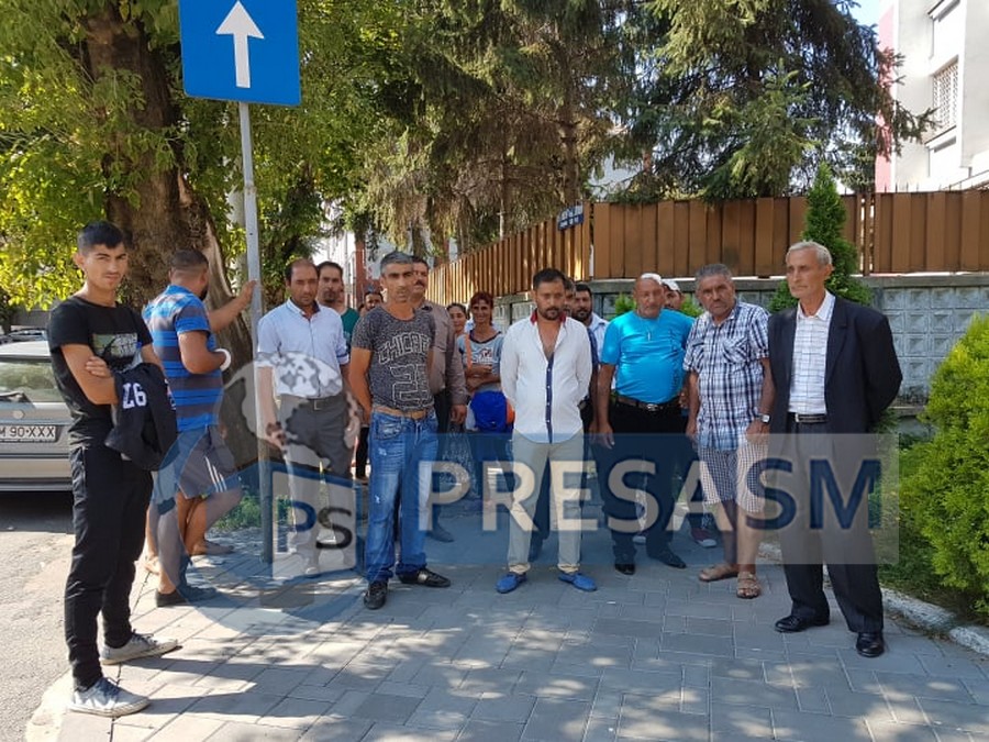 FOTO/VIDEO. SCANDAL. Zeci de rromi în fața Poliției Satu Mare