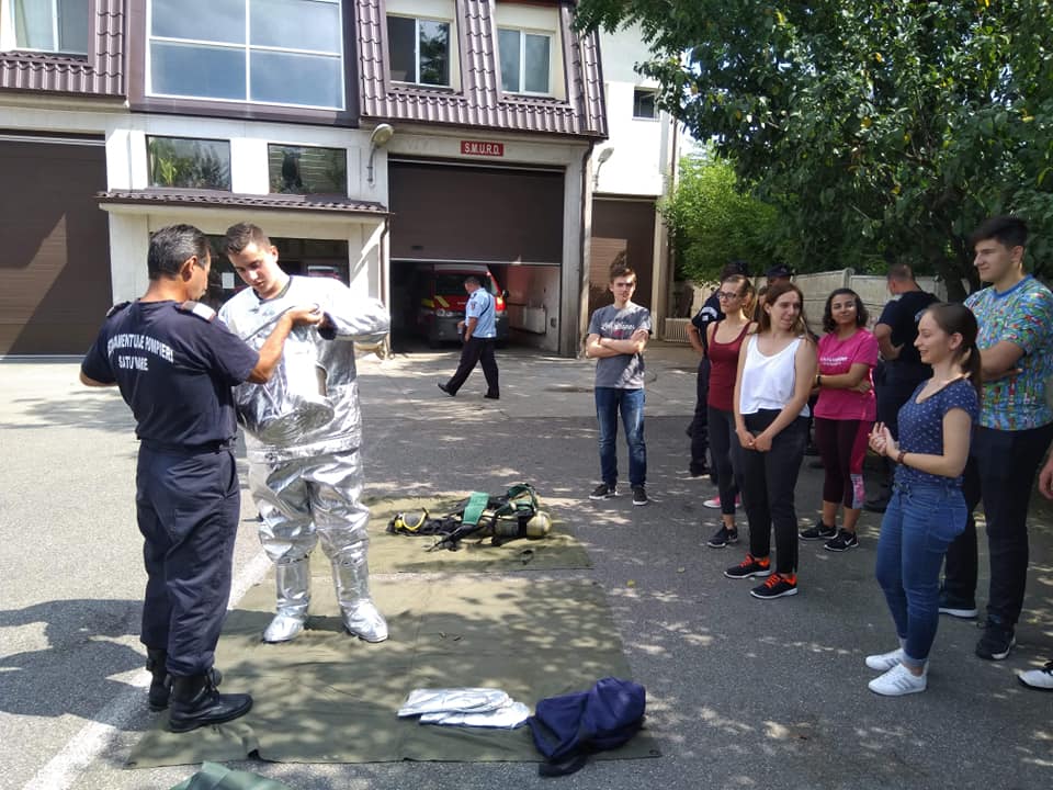 FOTOGALERIE. Ce surpriză le-au făcut pompierii unor tineri din Satu Mare