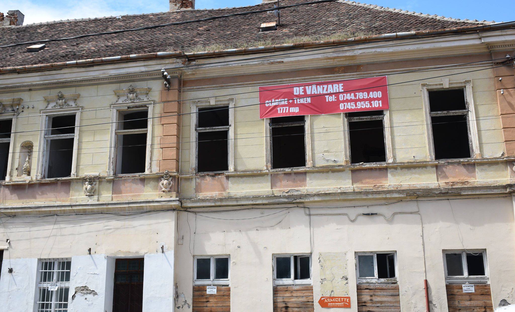 FOTO. Măsuri ridicale în cazul clădirilor lăsate în paragină în centrul Sătmarului