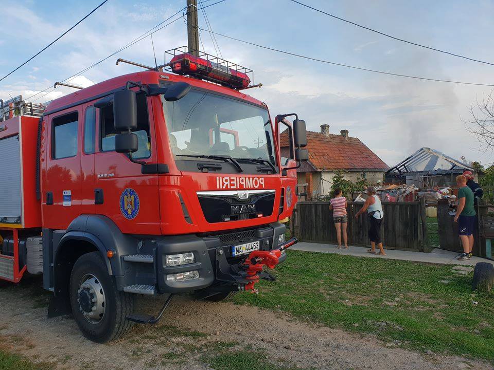 FOTOGALERIE. Incendiu provocat intenționat, de o mână criminală!