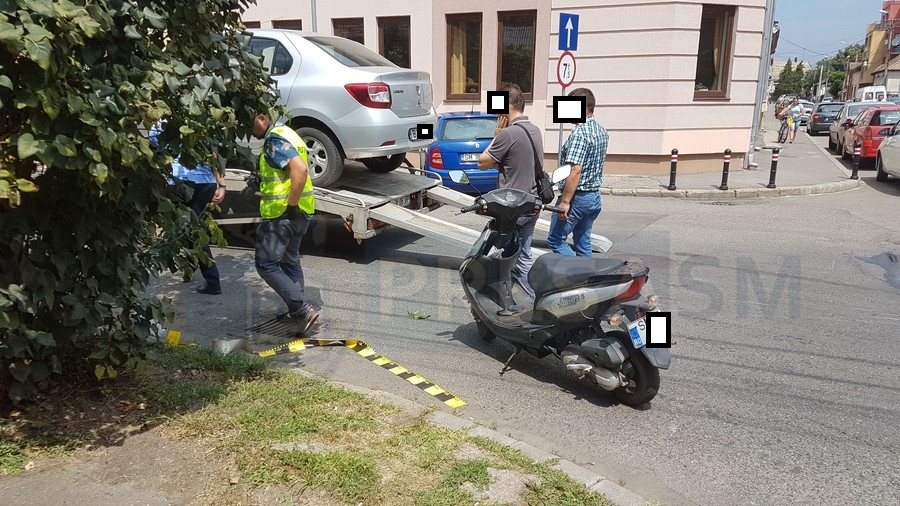 FOTOGALERIE. Mopedist lovit în plin de o mașină a SRI, în Satu Mare