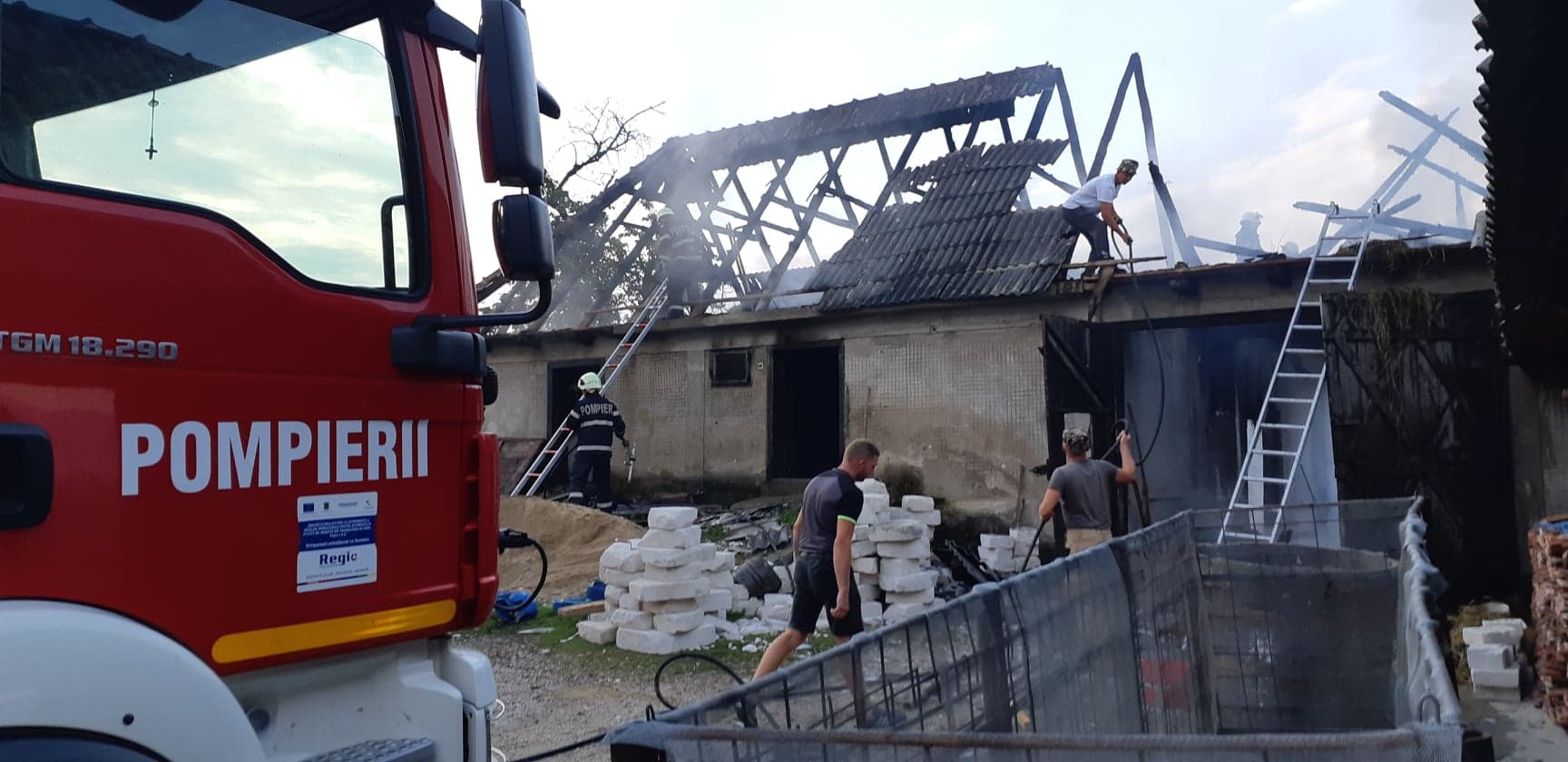 FOTOGALERIE. Casă făcută scrum! Incendiu extrem de violent