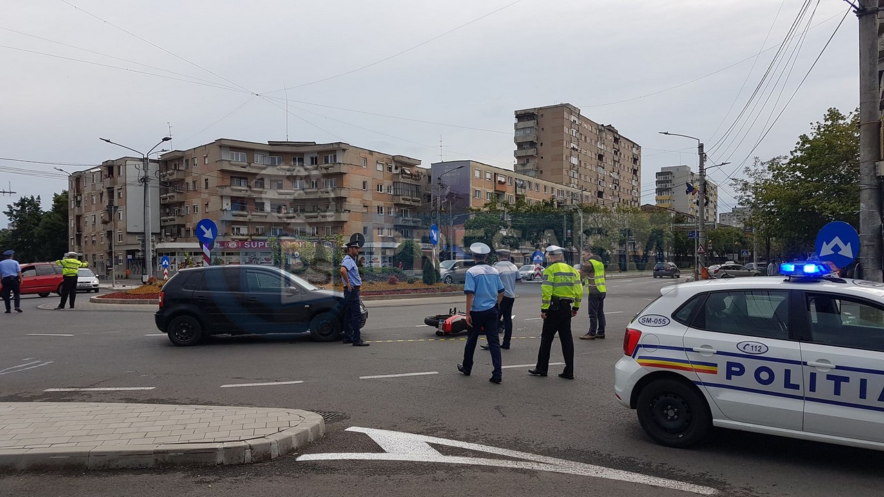FOTO/VIDEO Motocicliști loviți de o mașină la intersecția Crinu, lângă Lidl