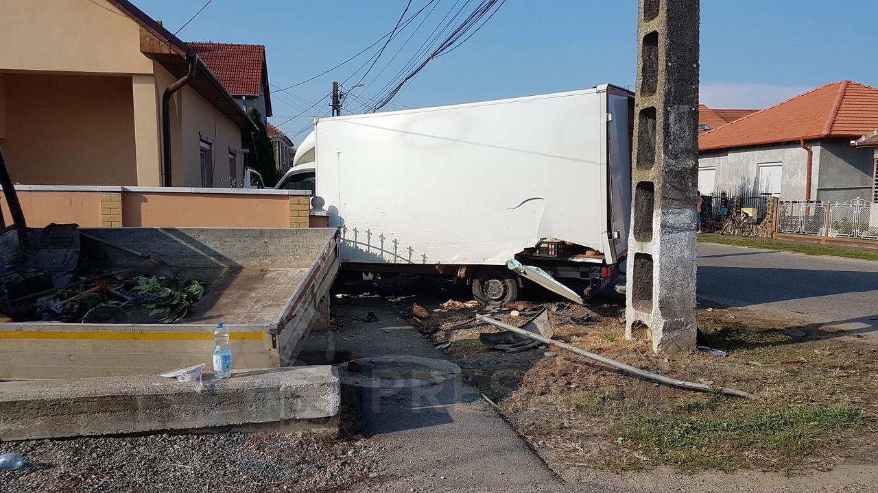 FOTO/VIDEO. Accident foarte grav, cu șase victime. Două autoutilitare s-au oprit într-un gard