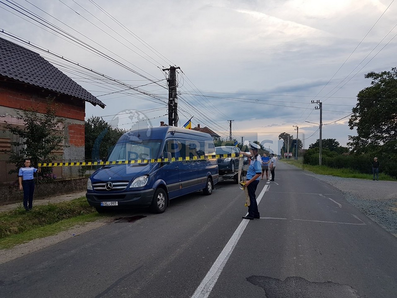 FOTOGALERIE. Concluzia polițiștilor în cazul biciclistului accidentat grav de un microbuz