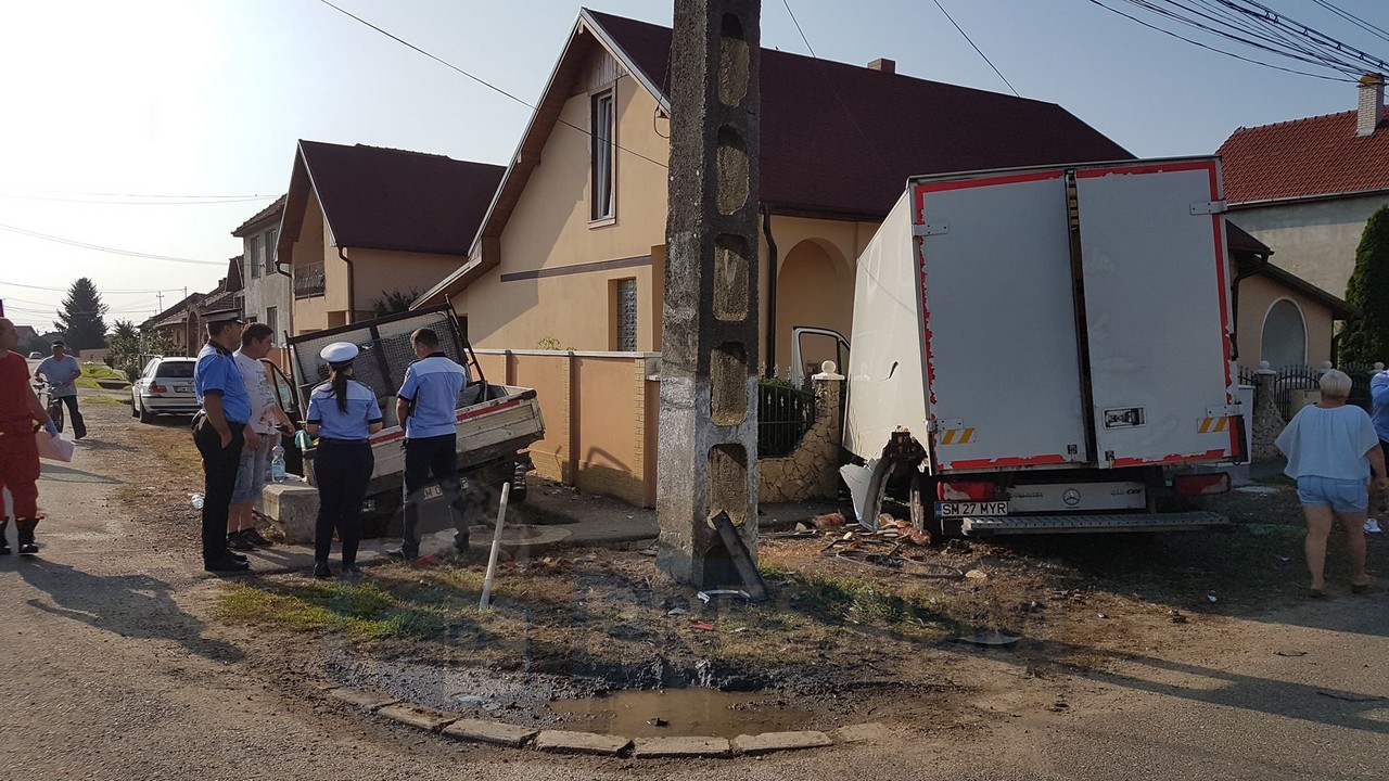 FOTO/VIDEO. Accident foarte grav, cu trei răniți. Au intrat cu mașinile în gard