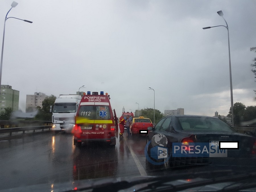 FOTOGALERIE. Accident cu victime pe Podul Decebal. Impact între două mașini