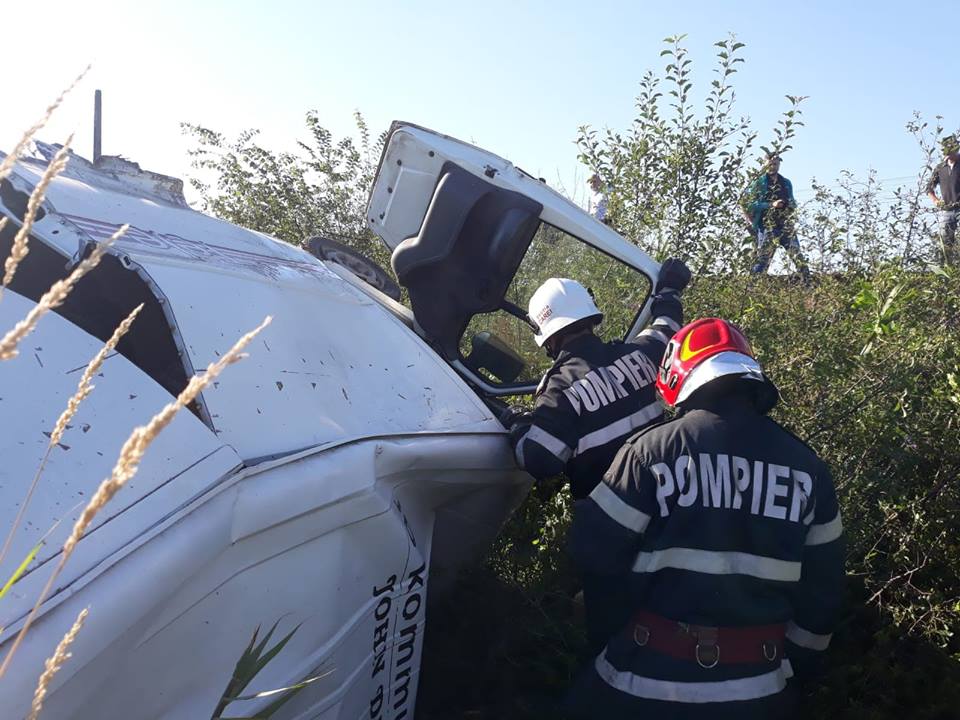 FOTOGALERIE. Accident mortal! Microbuz lovit de un tren în județul Satu Mare