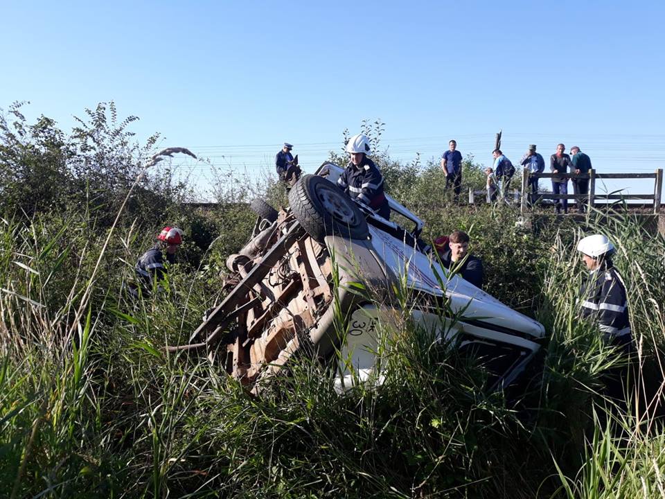 FOTOGALERIE. Poliția: ”Șoferul microbuzului nu s-a asigurat”. Accident mortal la Domănești