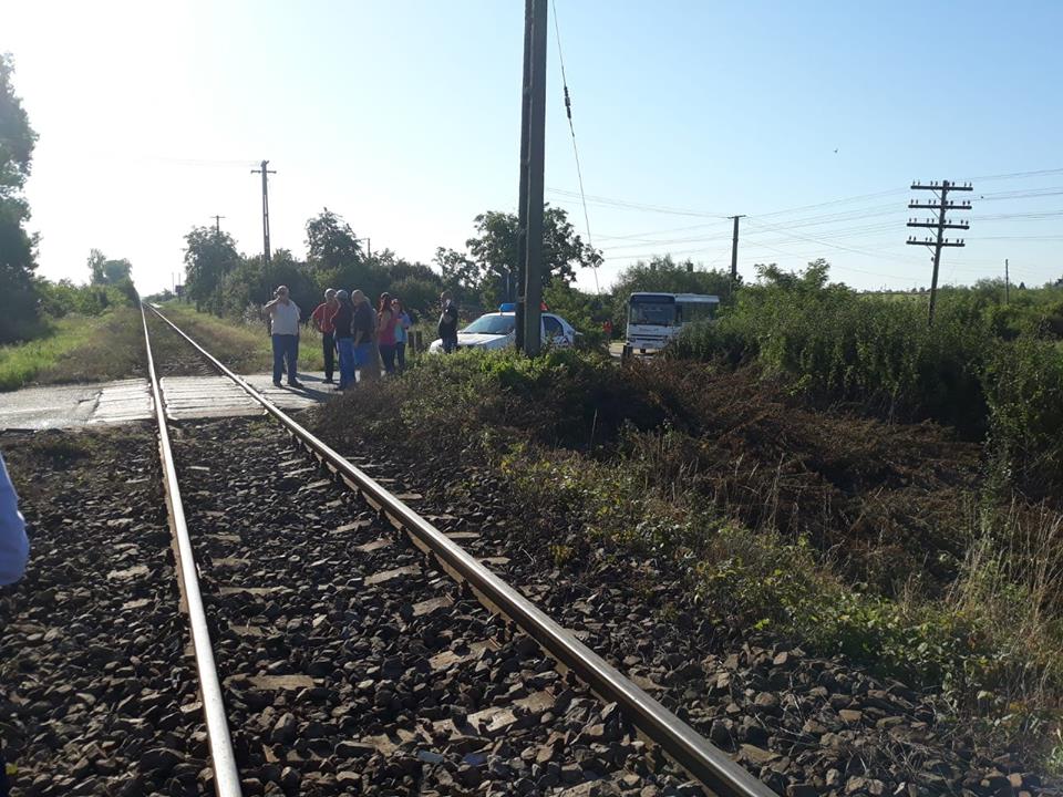 FOTOGALERIE. MARTORI: ”Vizibilitatea este scăzută, din cauza vegetației”. Microbuz lovit de tren