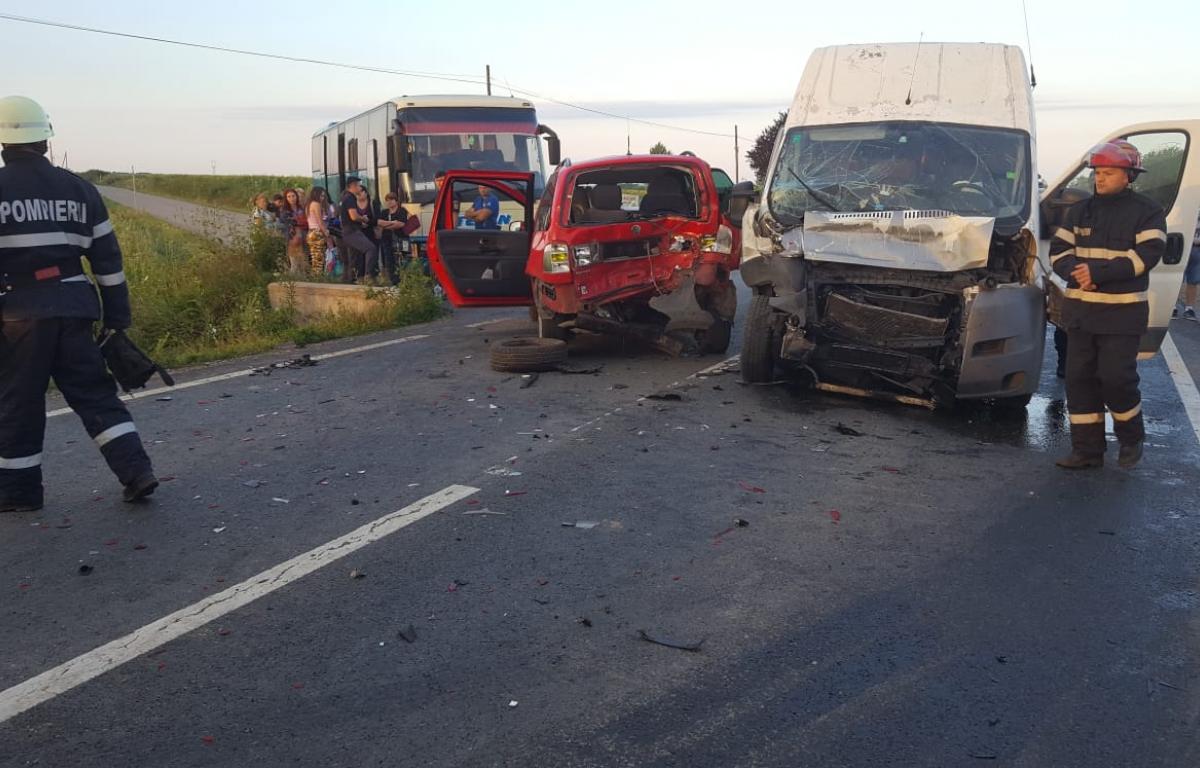 FOTOGALERIE. Accident grav, cu 11 răniți. Impact între un autobuz, microbuz și mașină