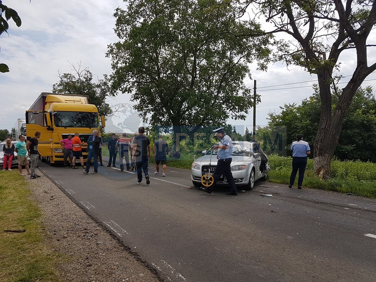 FOTO/VIDEO Mașină lovită în plin de TIR la ieșirea din Satu Mare