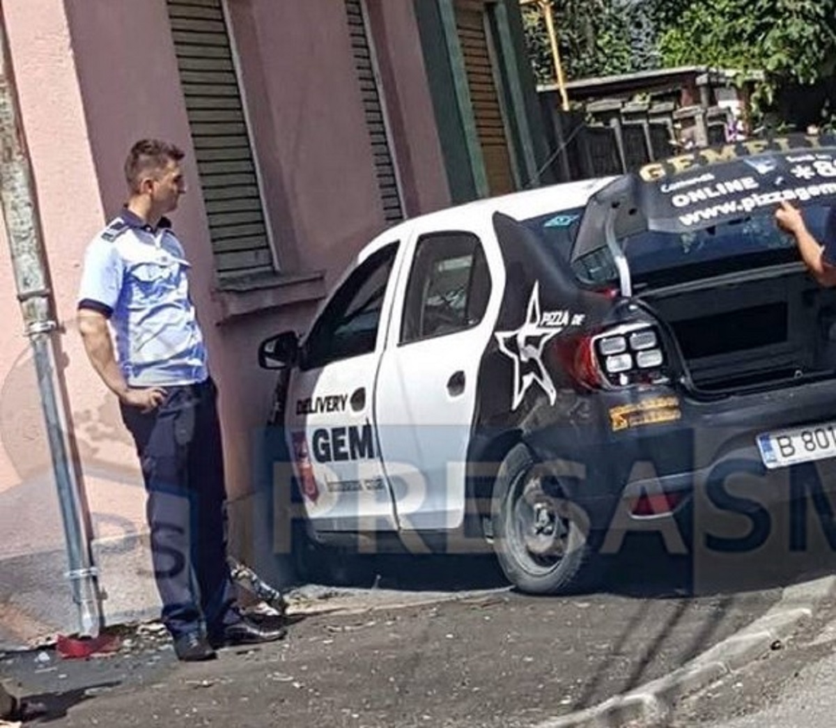 FOTO. S-a oprit cu mașina pizzeriei direct într-o casă