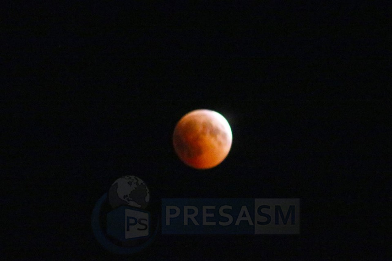 FOTOGALERIE. Cum s-a văzut de la Satu Mare cea mai lungă eclipsă de Lună a secolului