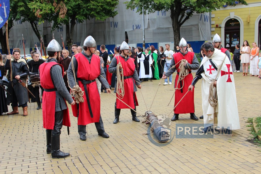 FOTO/VIDEO. Cavaleri și domnițe pe străzile Sătmarului. Salve de tun în centru!