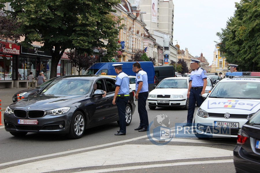 FOTOGALERIE. Scandal între un ”stranier” și polițiștii rutieri în centrul Sătmarului