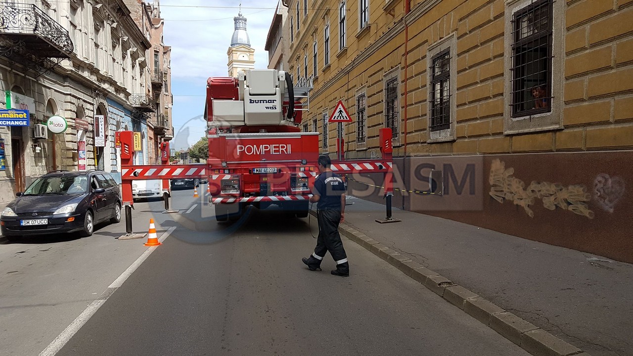 FOTO/VIDEO Pericol pe strada Ștefan cel Mare. Intervin pompierii