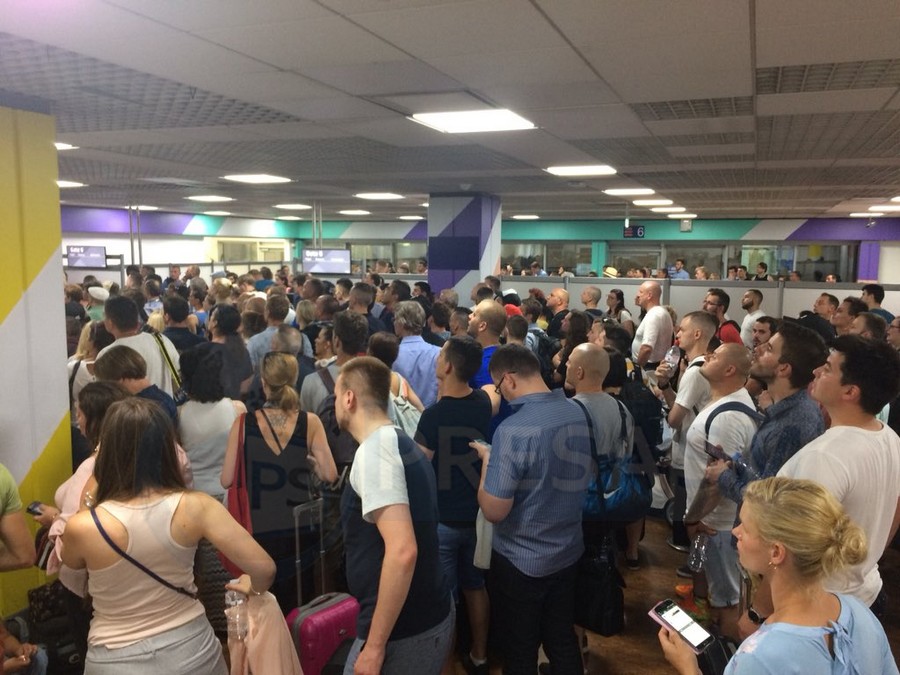 FOTO/VIDEO. Zeci de sătmăreni batjocoriți în Aeroport. Cursele spre SM, amânate