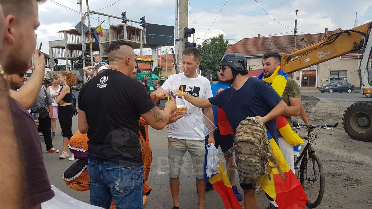 FOTO/VIDEO Protest pe podul Decebal, cu tort, șampanie și jandarmerie
