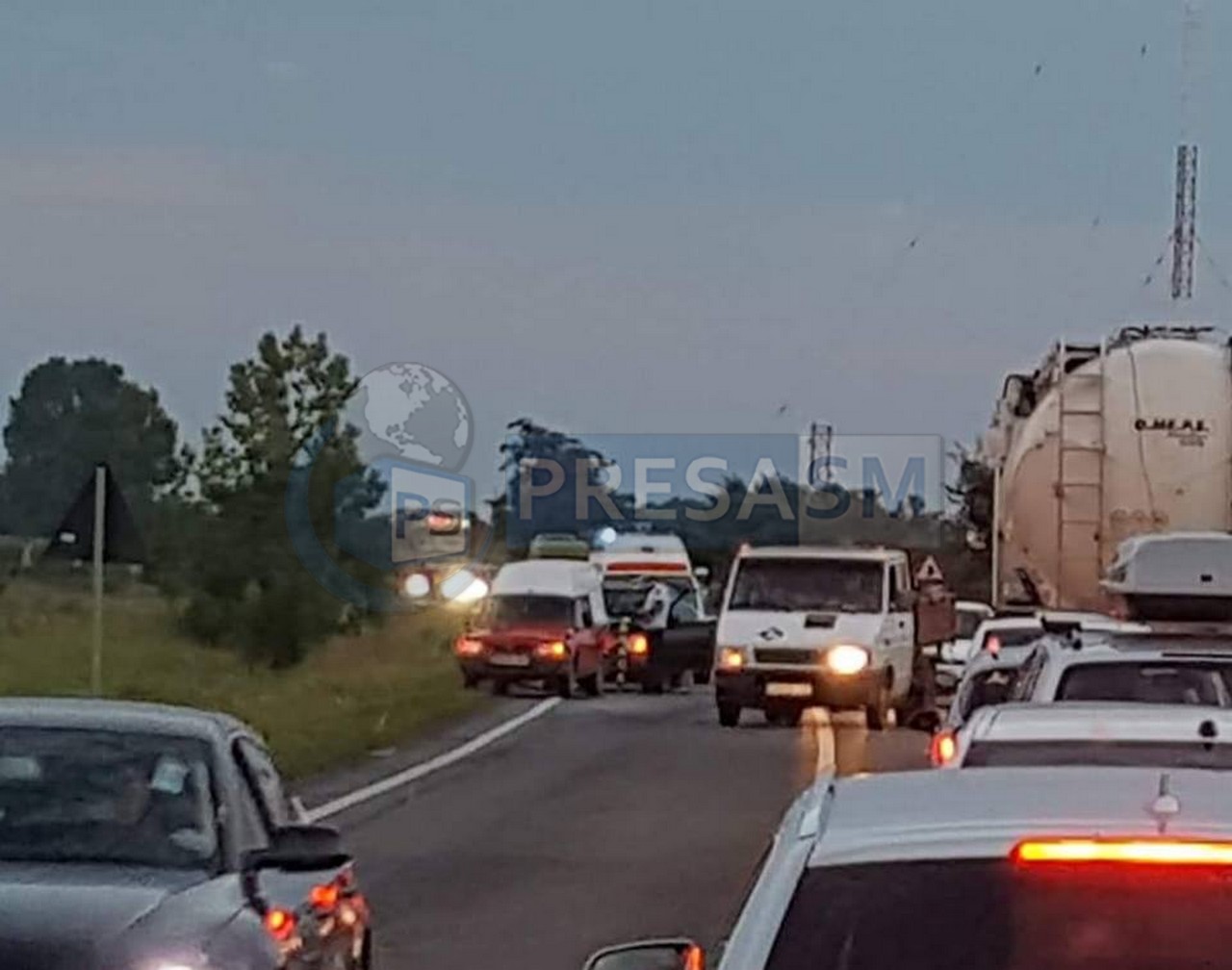 FOTO. Accident între un Jaguar și un Ford Galaxy în Satu Mare