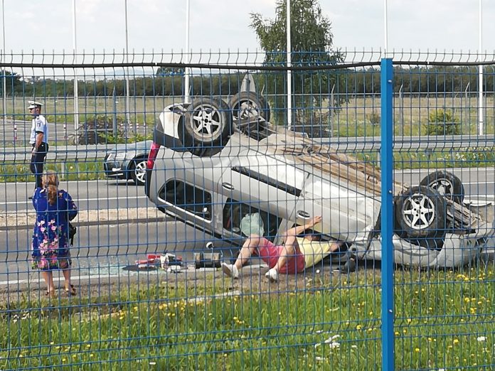 FOTO. Accident provocat de o sătmăreancă. Mașină cu roțile în sus