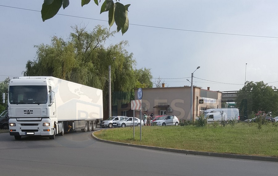 FOTO. Un șofer a intrat cu mașina într-un TIR, pe Drumul Botizului