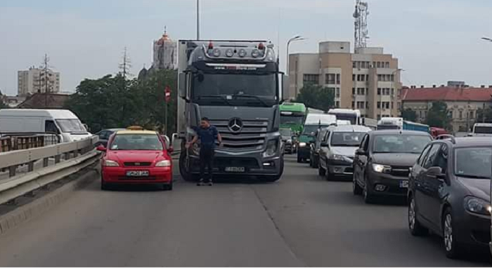 FOTO. Accident pe Podul Decebal. Taximetru ”blocat” în parapet de un TIR