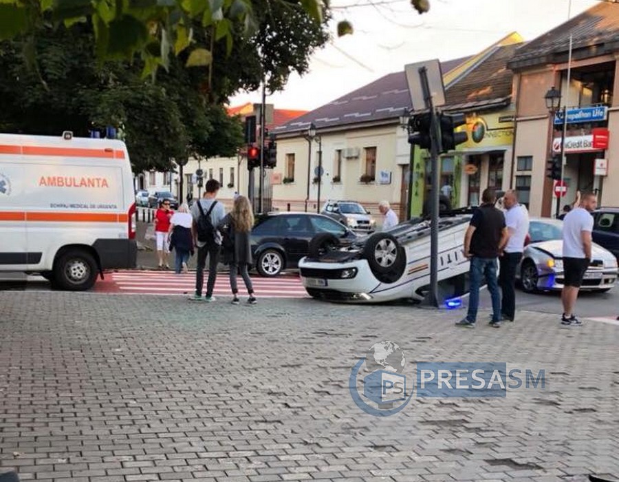 FOTO. Accident inedit. Mașina a Poliției, răsturnată. Un sătmărean a surprins totul