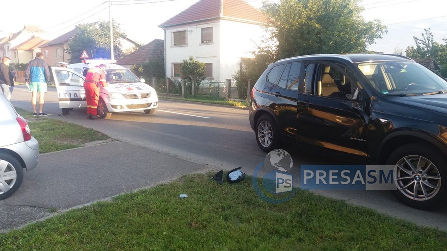 FOTOGALERIE. Accident rutier, cu victimă, în Satu Mare. Mașină lovită în plin