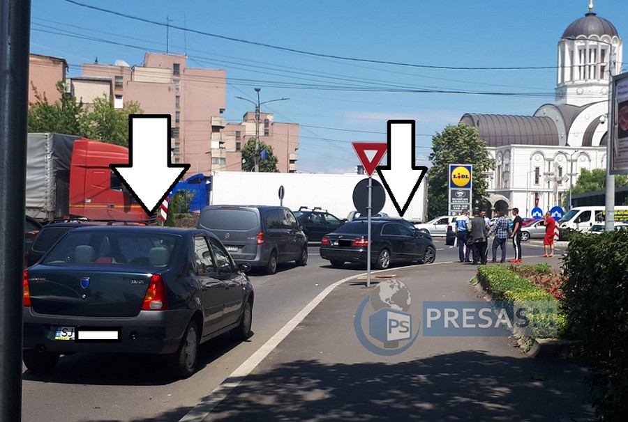 FOTOGALERIE. Accident rutier în sensul giratoriu de la Crinul. Au chemat poliția