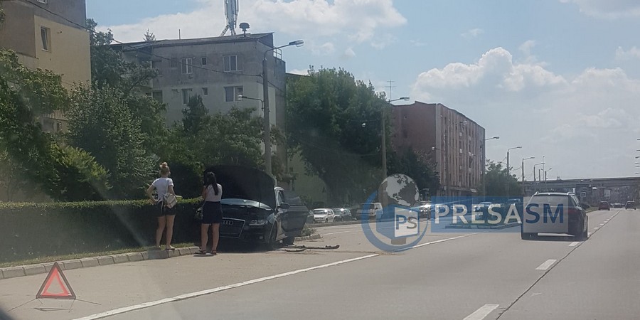 FOTO/VIDEO. Accident în Satu Mare. A intrat cu mașina în gardul viu de pe Botizului