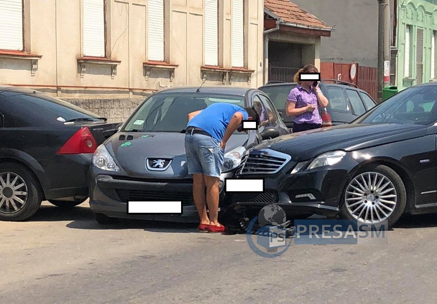 FOTOGALERIE. Accident în lanț, în Satu Mare, lângă Piața de Vechituri