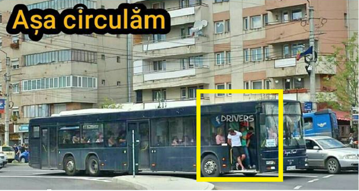 FOTO. Autobuz plin, cu ușile deschise, în Satu Mare. Oameni pe scări