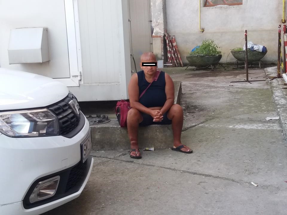 VIDEO. Cea mai agresivă cerșetoare din Satu Mare: înjură și amenință oameni!