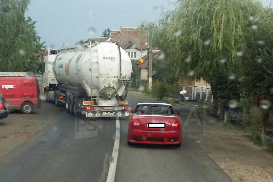 FOTO. Cu ”decapotabila” prin ploaie, pe șoselele județului Satu Mare