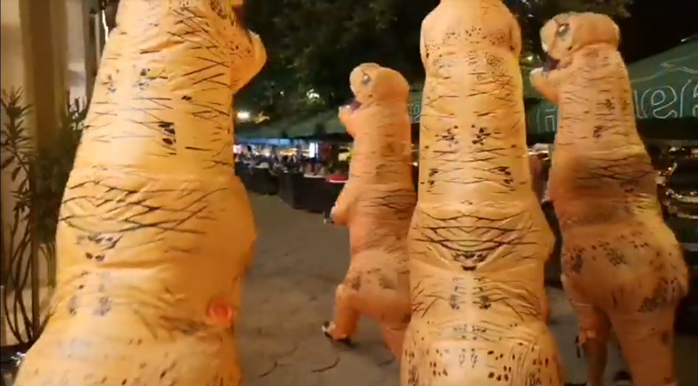 VIDEO. Dinozaurii au invadat centrul Sătmarului. Gest de mare efect