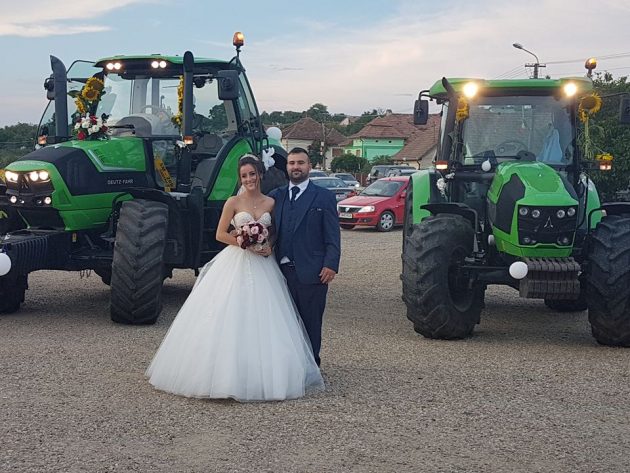 FOTO/VIDEO. UNIC! Mireasă adusă la nuntă cu...tractorul, în județul Satu Mare!