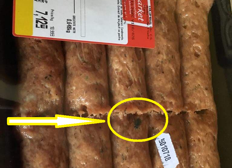 FOTO. NOU în Satu Mare! Mici cu muște, în pachet vidat!