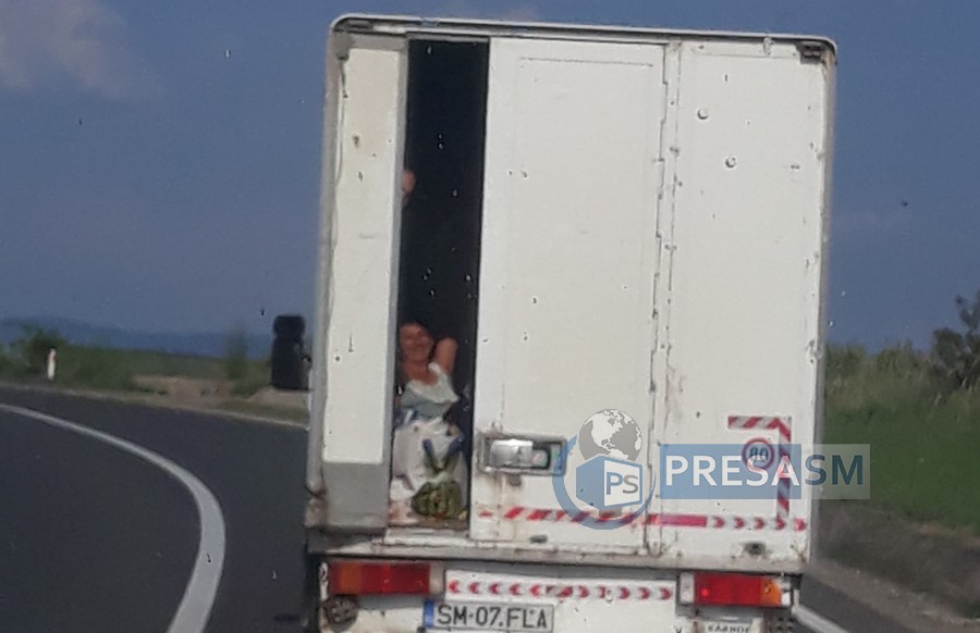 FOTO. Opt persoane transportate ca și animalele în județul Satu Mare