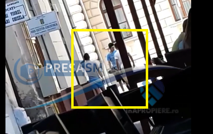 VIDEO. Bătaie în centru, chiar în fața Tribunalului! Lângă Poliția Satu Mare